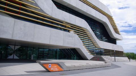 Banc devant le bâtiment Pierres Vives dessiné par Zaha Hadid à Montpellier