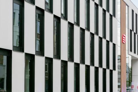 Siège social bureaux AB, panneaux de façade en béton architectonique blanc