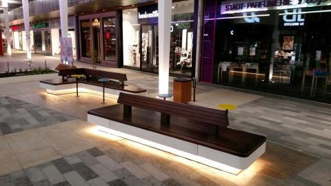 Banc béton et bois personnalisé avec LED pour le Ruhr Park shopping center Bochum