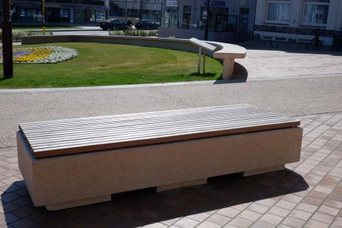 De Haan Custom made benches and planters in architectural concrete - picture four