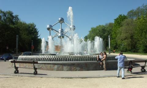 Vue globale fontaine Benelux Expo 58 Bruxelles avec Atomium
