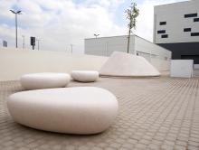 organic shaped bench, coloured concrete, polished finisch