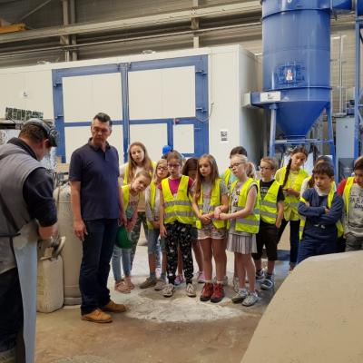 The pupils of Basischool Wevelgem discovering a finishing technique at Urbastyle