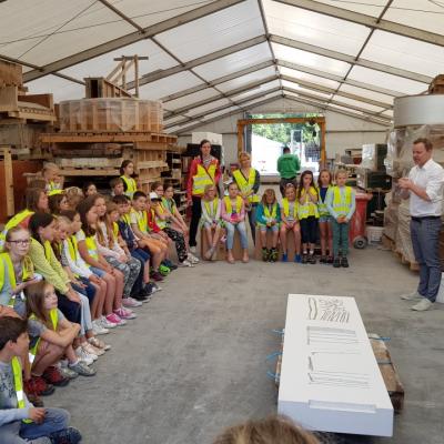 The pupils of Basischool Wevelgem discovering the prototype of their bench with the Director of Urbastyle, Jan Laroy