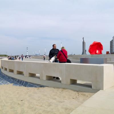Ostend Zeeheldenplein, seats against waves