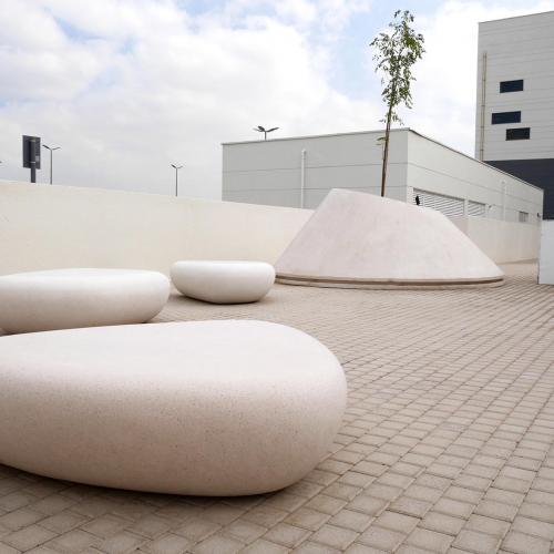 organic shaped bench, coloured concrete, polished finisch