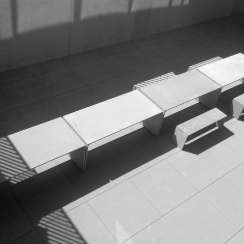 Bâtiment ADMB - tables et bancs de pique-nique en BFUP, Gand, BELGIQUE